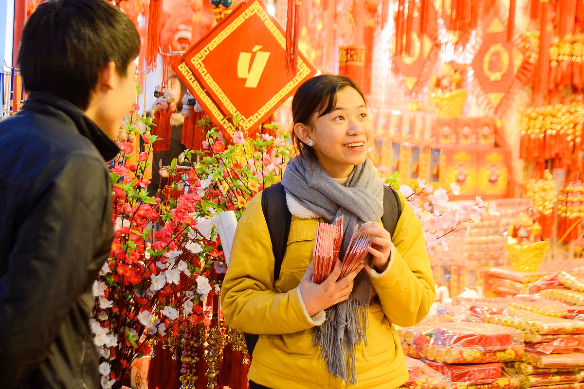 Các sản phẩm thông dụng nhất trên thị trường đồ trang trí Tết là đèn lồng, dây tiền trang trí in chữ nổi, hoa nhựa, pháo giấy, phong bao lì xì... và các đồ vàng mã.