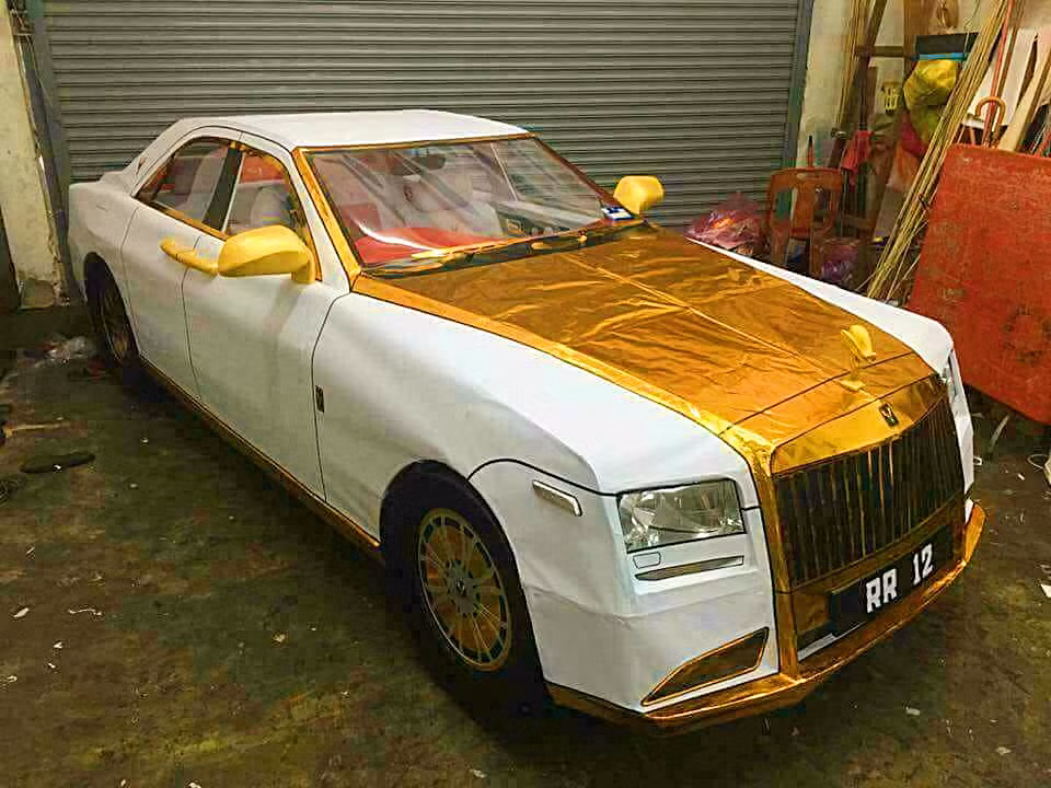 Cùng với đó, chợ mạng cũng đang rất sôi nổi khi rao bán rầm rộ các mặt hàng cúng 23 Tháng Chạp. Trên một số trang mạng còn xuất hiện sản phẩm hàng mã là chiếc siêu xe Rolls-Royce màu trắng, mạ vàng sang chảnh. Ảnh: FB Phan Tuân.