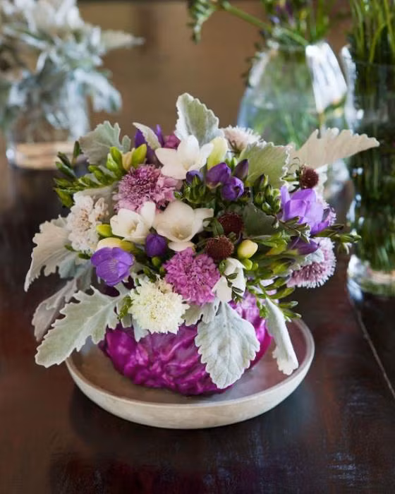 ... với những thao tác cắm hoa vô cùng đơn giản... Ảnh: Internet.