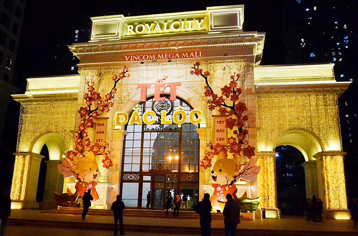 Các trung tâm thương mại Hà Nội thời điểm này đã rực rỡ sắc màu đón chào Tết Mậu Tuất 2018 sắp tới.