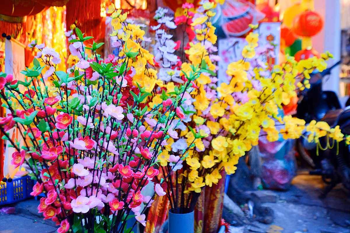 Hoa đào giả để cắm trang trí ban thờ tổ tiên cũng được bày bán khá nhiều, phục vụ ngày Ông Công Ông Táo sắp tới.