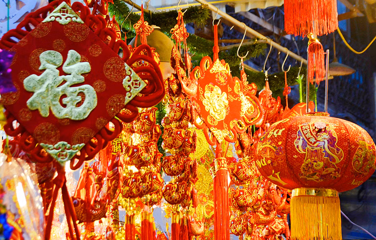 Cả phố Hàng Mã rực một sắc đỏ của đèn lồng và đồ trang trí Tết.