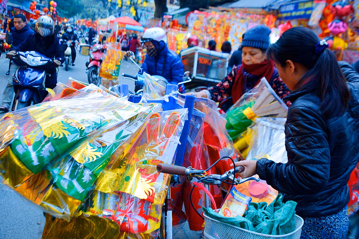 Theo ghi nhận của Kiến Thức, trên phố Hàng Mã, không khí mua bán cho ngày Tết ông Công ông Táo đã rất tấp nập. Các mặt hàng cúng lễ được trưng bày đỏ rực cả khu phố.
