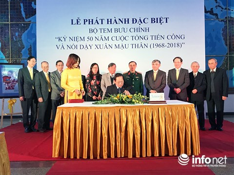 Bộ trưởng Bộ TT&T T Trương Minh Tuấn thực hiện nghi thức đóng dấu phát hành đặc biệt bộ tem.