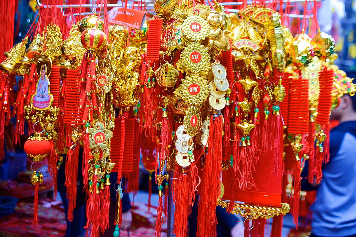 Những dây trang trí in chữ “Chúc Mừng Năm Mới”, “Vạn sự như ý”…