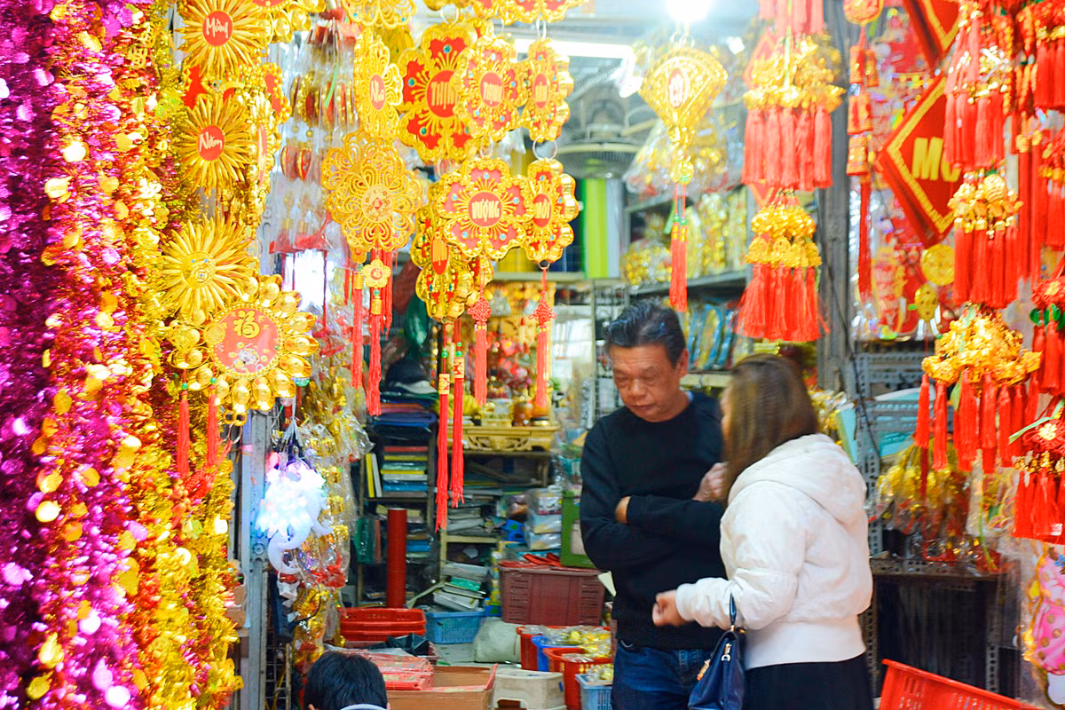 Với nhiều người Hà Nội, đến Hàng Mã chọn mua đồ trang trí Tết đã là thói quen.