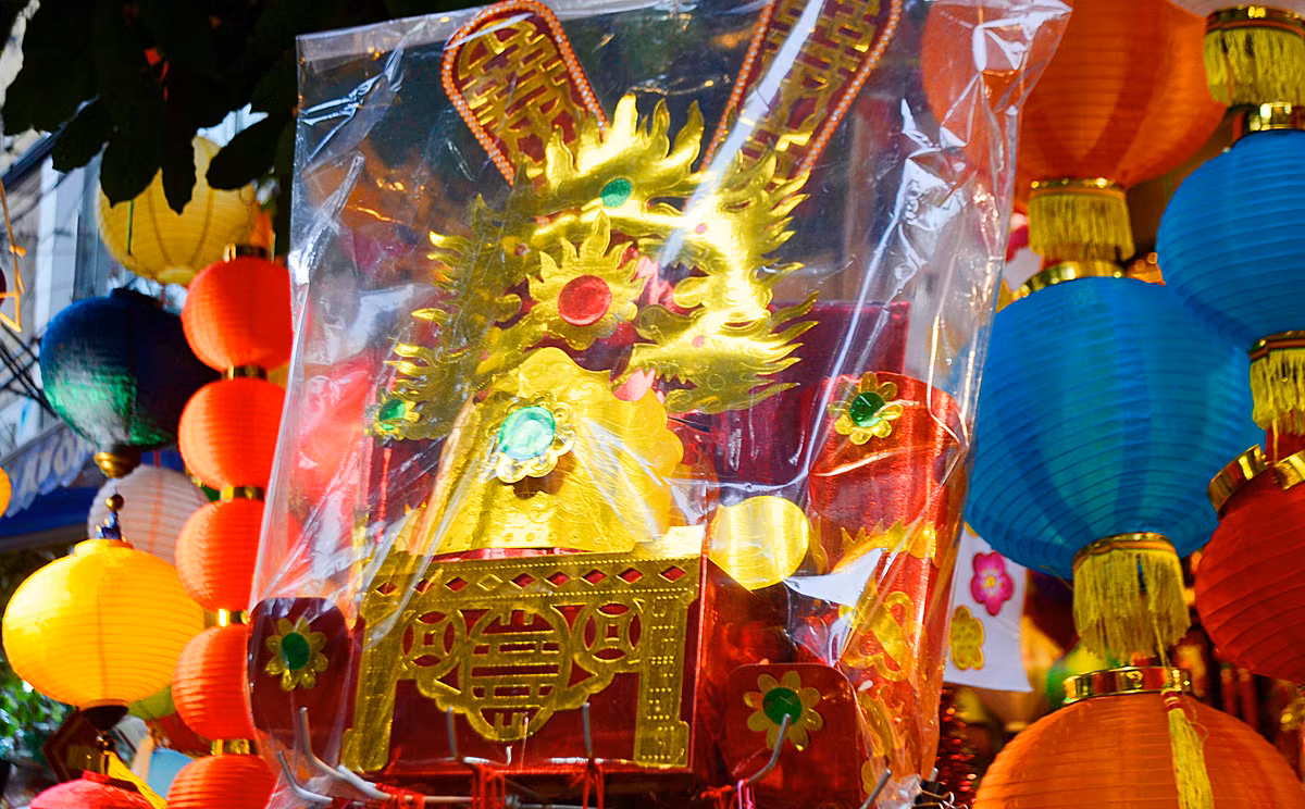 Chiếc mũ trong bộ lễ ông Công ông Táo được cắt dán hết sức khéo léo, bắt mắt.