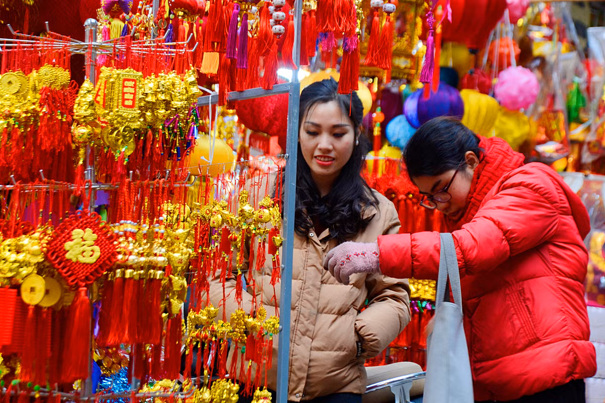 Từ đầu tháng Chạp, hàng hóa Tết đã được các hộ đồng loạt nhập về và bày bán khiến phố phường náo nhiệt hẳn lên.