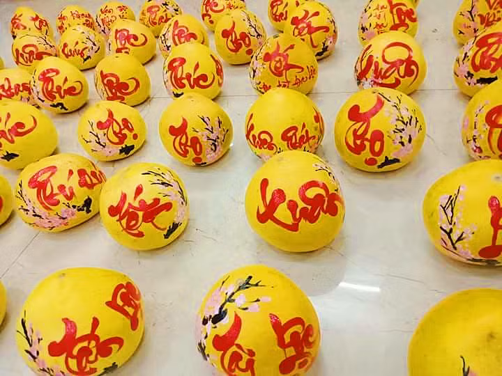 Những quả bưởi được tạo hình với kiểu chữ thư pháp nổi trên mặt quả. Ảnh: FB Huyền Béo