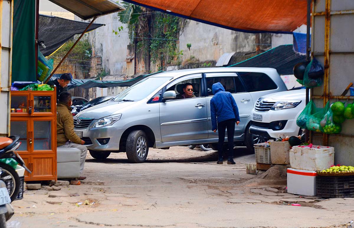Hiện khu đất này đã được quây tôn và làm nơi gửi ô tô.