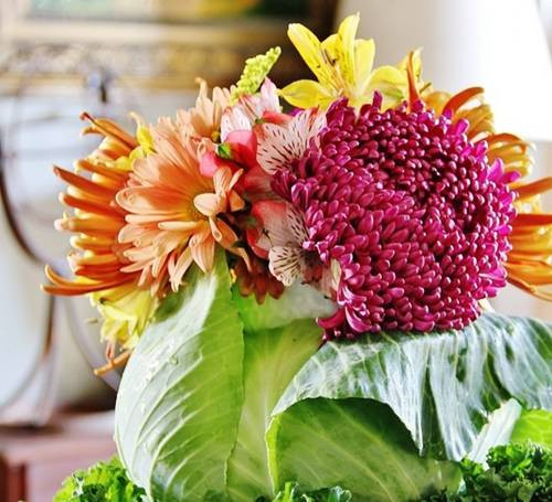 Những chiếc bắp cải ngoài việc chế biến thành món ăn còn có thể biến thành bình cắm hoa không đụng hàng. Ảnh: Khám phá.