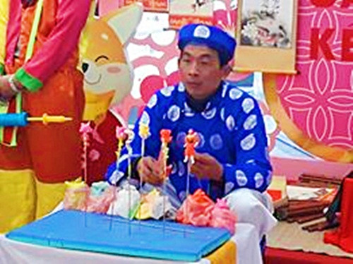 Với hình ảnh nghệ nhân nặn tò he...