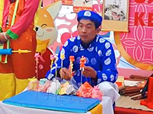 Với hình ảnh nghệ nhân nặn tò he...