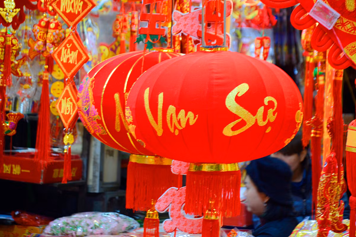 Đèn lồng có giá dao động từ 40.000 đồng/cái đến 300.000 đồng/cái tùy theo kích cỡ.