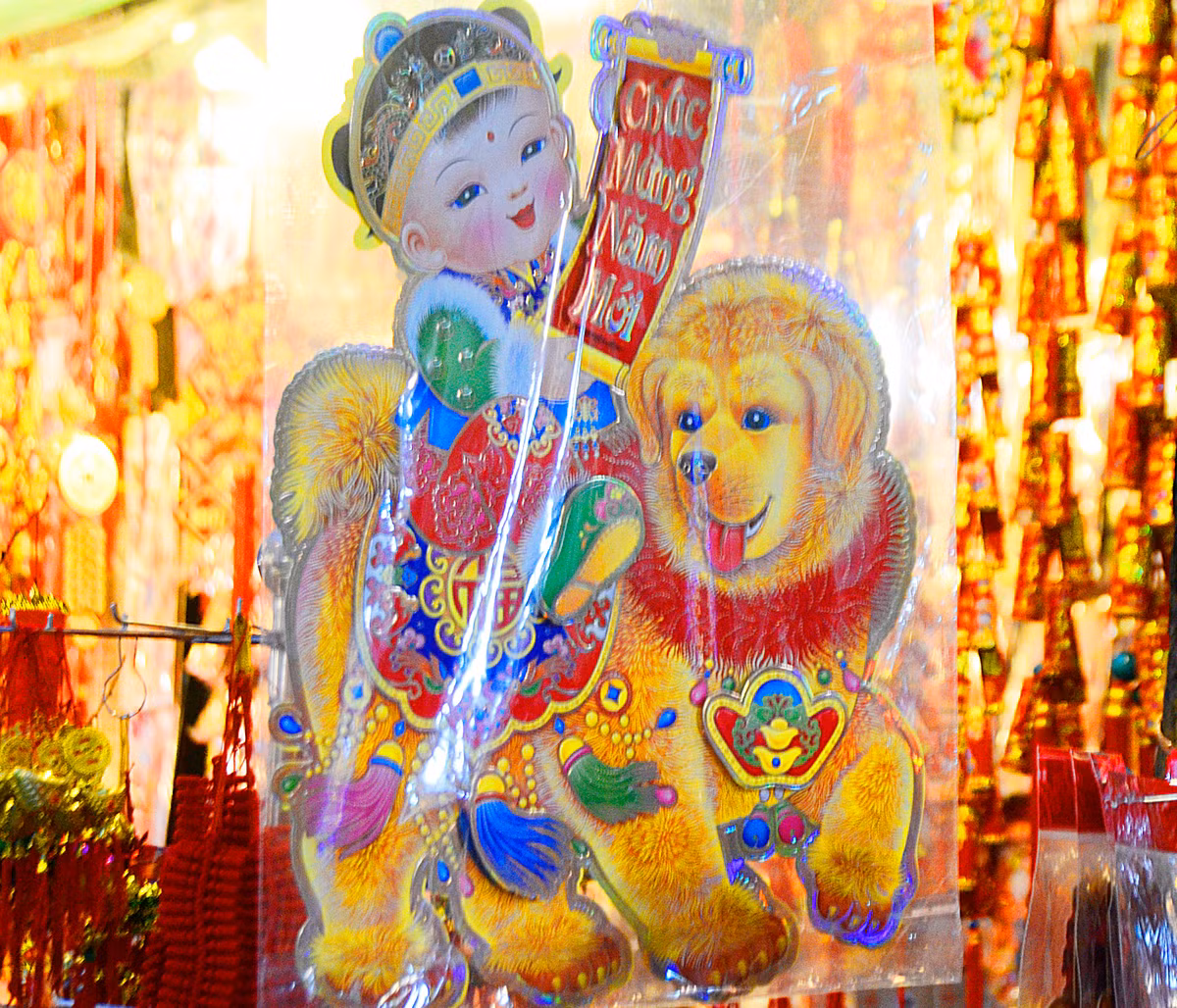 Đặc biệt vì năm nay là Tết Mậu Tuất nên những sản phẩm trang trí có hình chó được bày bán rất nhiều.