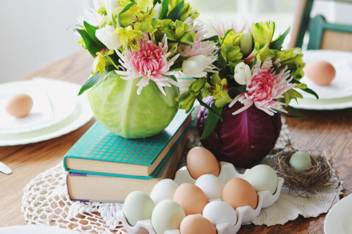 Với lọ hoa là những cây bắp cải tím, xanh này có thể coi là cách cắm hoa độc nhất vô nhị Ảnh: Khám phá.