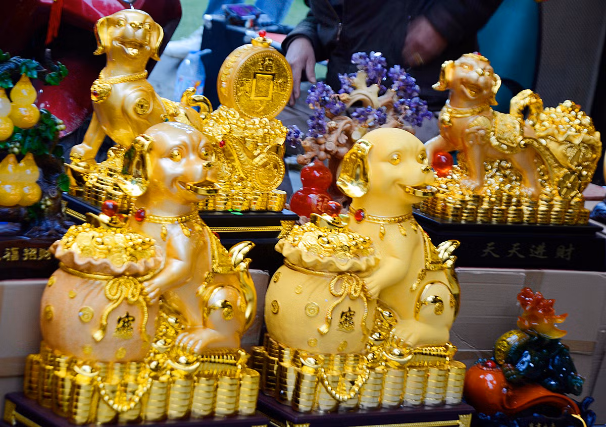 ... đến tượng chó thần tài mạ vàng...