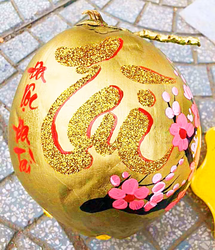 Dưới bàn tay khéo léo của những người bán hàng... Ảnh: FB Đinh Tuyết.