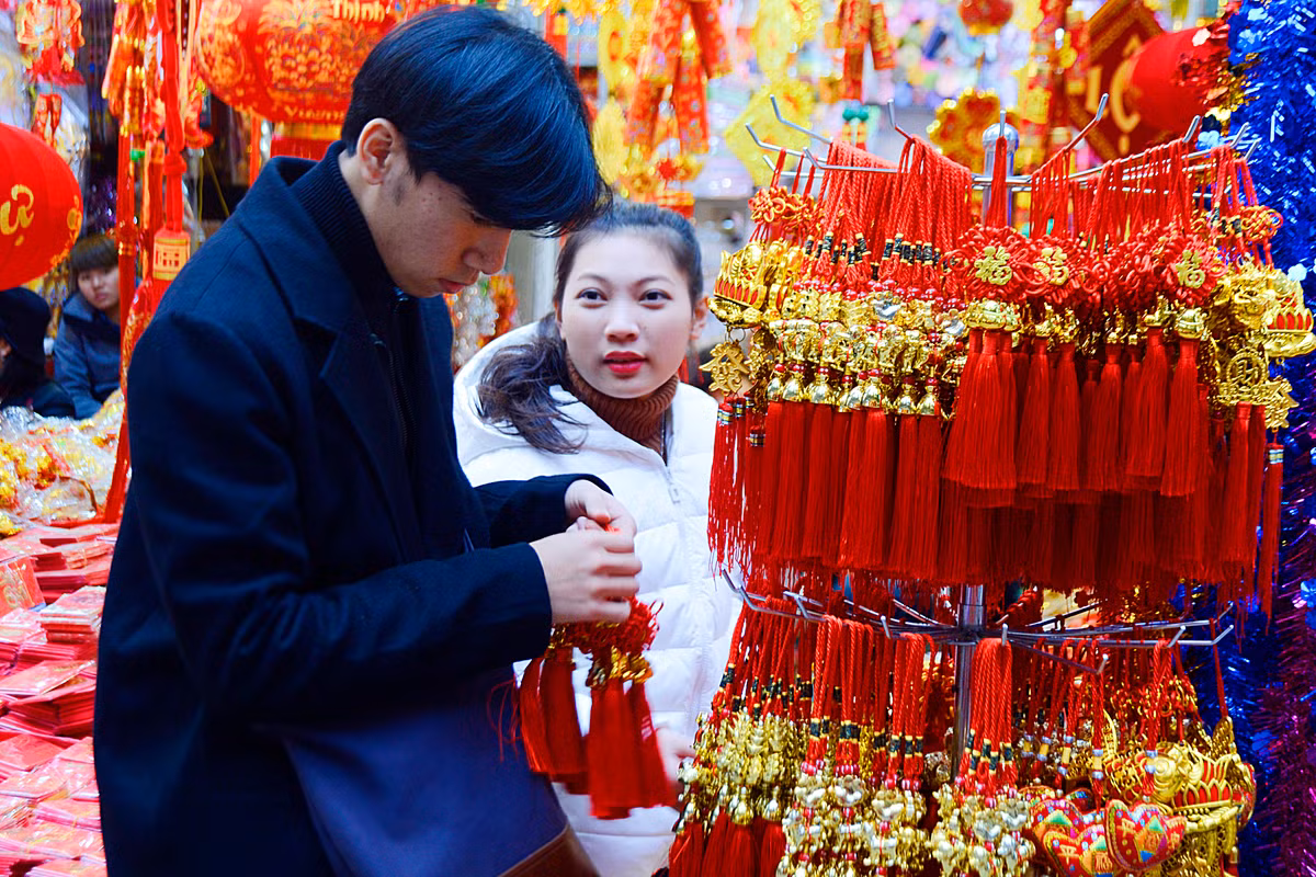 Người qua người lại, buôn bán, sắm đồ trang trí Tết một cách tấp nập như thấy Tết đã ùa về từ bao giờ.