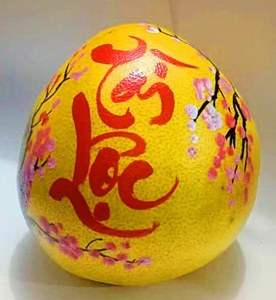 Trong đó, đỏ là màu của chữ với nghĩa đem lại sự may mắn. Ảnh: FB Huyền Béo