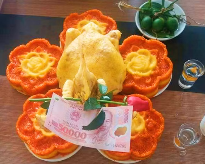 Trong đó, set 500.000 - 600.000 đồng gồm gà, xôi gấc, 1 bộ ông Công ông Táo, trầu cau cùng 5 bông hoa cúc). Ảnh: ‎Ngan Vu‎.