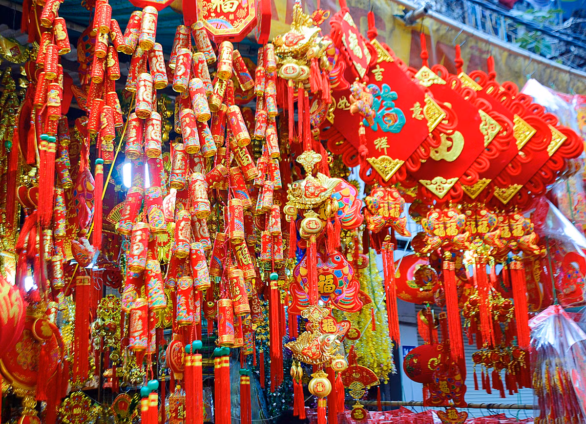 Những tràng pháo tượng trưng cho năm mới cũng là món đồ được khách hàng quan tâm