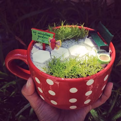 Một khu vườn thu nhỏ được thể hiện trên tách trà.