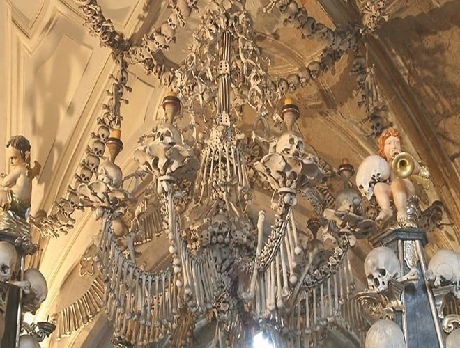 Nhà thờ Sedlec Ossemony ở Cộng hòa Séc chứa hài cốt của 40.000 - 70.000 người đã mất mạng trong cuộc chiến tranh ở thế kỷ 15 và bệnh dịch hạch năm 1318