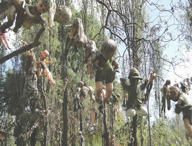 Tương truyền, có ba cô bé bị đánh đập tàn nhẫn tại đây, trong đó một bé gái đã bị dìm chết và linh hồn luôn quanh quẩn dạo chơi trên đảo. Vì vậy, vùng đất độc lạ này luôn được mệnh danh là vùng đất quỷ ám