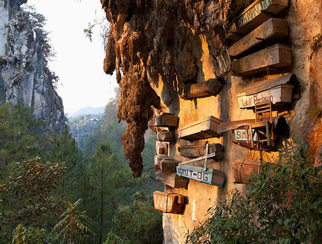 Quan tài treo ở Sagada, Philippines: Thay vì chôn cất, người Igorot ở vùng cao nguyên Sagada tin rằng để quan tài trên cao giúp người chết lên thiên đường dễ hơn, lại không bị ảnh hưởng bởi lũ lụt hay động vật hoang dã (Nguồn: Zing)