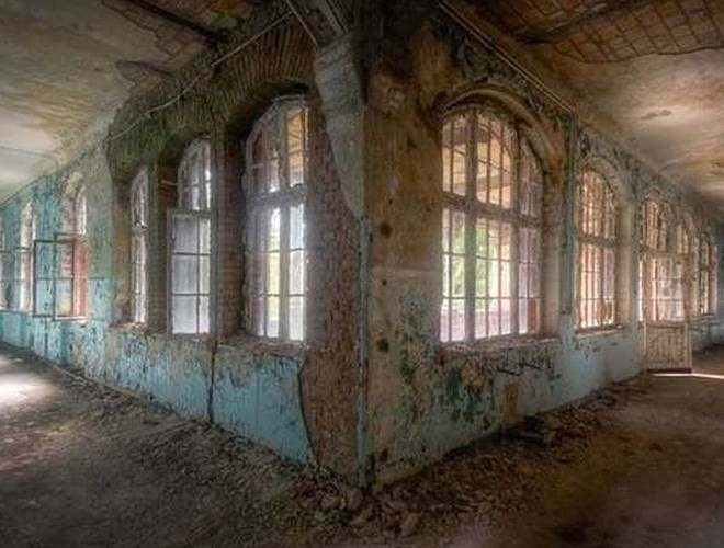 Bệnh viện Quân đội Beelilz, Đức. Bệnh viện bị bỏ hoang này từng là nơi giam hãm những người bị nhiễm bệnh lao