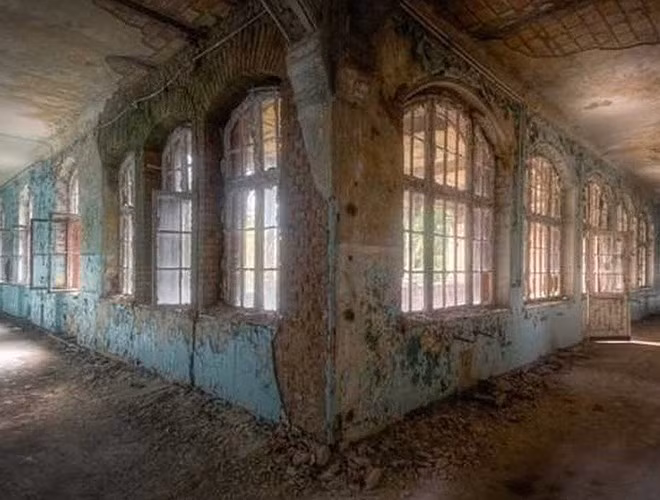 Bệnh viện Quân đội Beelilz, Đức. Bệnh viện bị bỏ hoang này từng là nơi giam hãm những người bị nhiễm bệnh lao