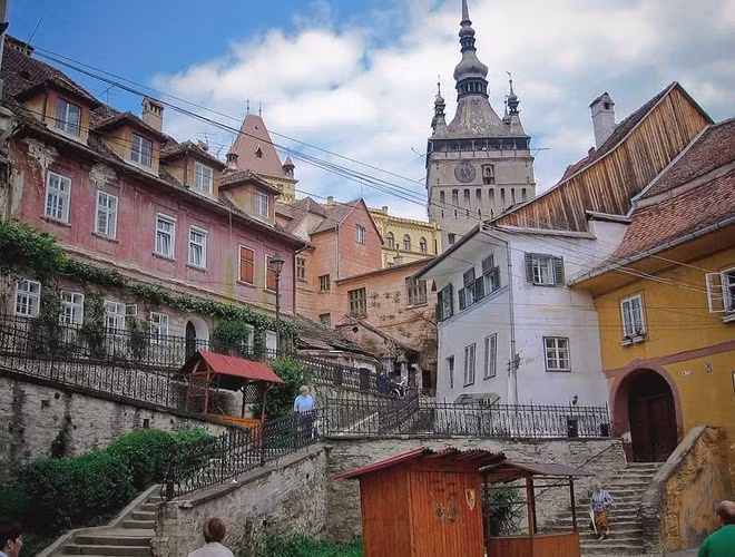 Làng Sighisoara nằm ở vùng Transylvania, Romania, là nguồn cảm hứng sống đích thực đằng sau câu chuyện Bá tước Dracula chuyên hút máu người
