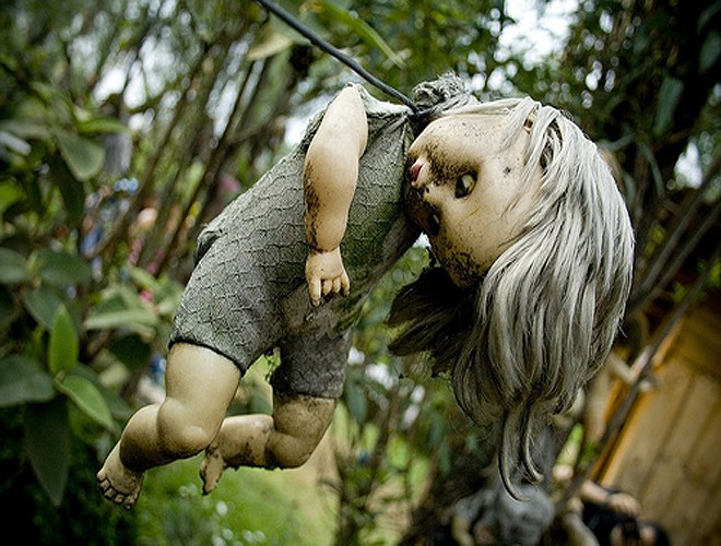 Những con búp bê bị khuyết thiếu các bộ phận khác nhau trên cơ thể như: mất mắt, trọc đầu, cụt chân tay… bị treo lủng lẳng trên cây. Với hình ảnh này hòn đảo luôn bị bao trùm trong bầu không khí rung rợn, ma quỷ