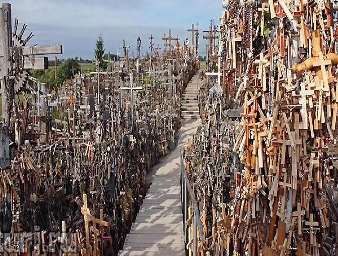 Ngọn đồi Thánh Giá, Lithuania: Nằm ở vùng ngoại ô Siauliai phía bắc Lithuania, ngọn đồi Thánh Giá xuất hiện trong cuộc nổi dậy chống lại Nga hoàng khiến hàng trăm người thiệt mạng (Nguồn: Zing)