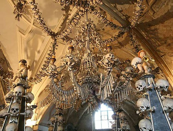 Toàn bộ tòa nhà ghê rợn này có nội thất được sắp xếp từ xương người