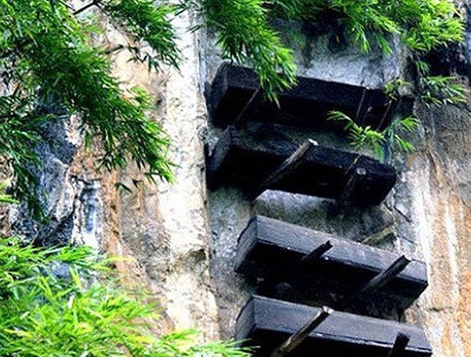 Nhiều người trong bộ lạc đã chuẩn bị quan tài cho chính họ. Dù người Igorot không sợ cái chết, các du khách vẫn không khỏi “giật mình” bởi những chiếc quan tài