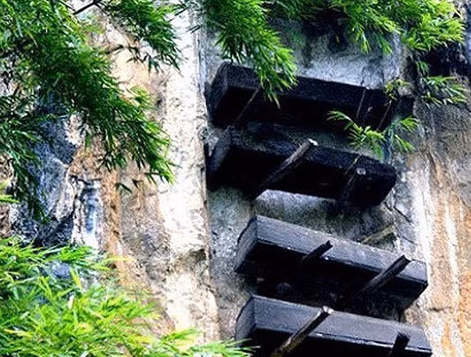 Nhiều người trong bộ lạc đã chuẩn bị quan tài cho chính họ. Dù người Igorot không sợ cái chết, các du khách vẫn không khỏi “giật mình” bởi những chiếc quan tài