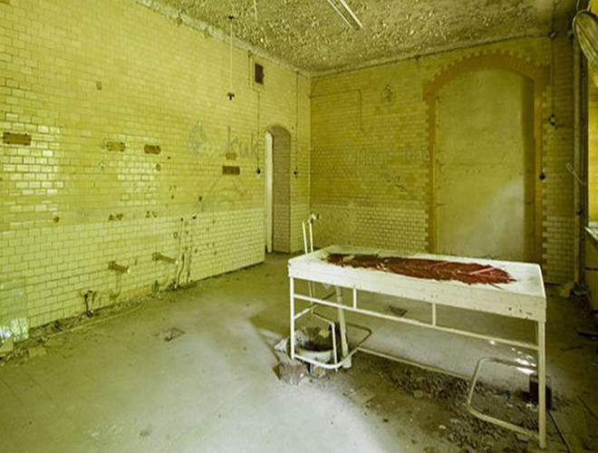 Khi đặt chân đến đây, rất nhiều du khách sẽ cảm thấy sợ hãi, rung rợn bởi bệnh viện này bị bỏ hoang nhiều năm