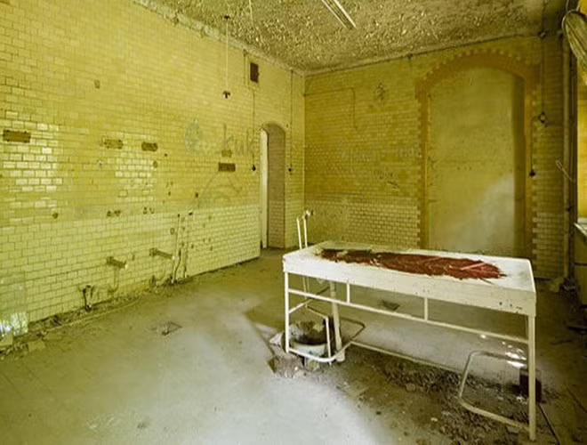 Khi đặt chân đến đây, rất nhiều du khách sẽ cảm thấy sợ hãi, rung rợn bởi bệnh viện này bị bỏ hoang nhiều năm