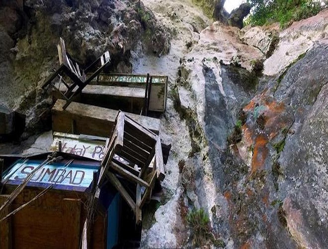 Những chiếc quan tài được treo chênh vênh trên vách núi