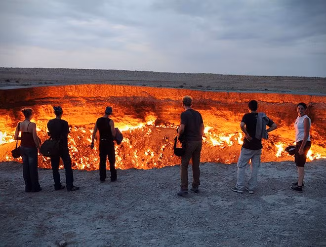 Cổng địa ngục ở Derweze, Turkmenistan. Đây là một cái hố khổng lồ đường kính 70m cháy hừng hực cháy suốt hơn 40 năm qua và chưa có dấu hiệu sẽ sớm lụi tàn