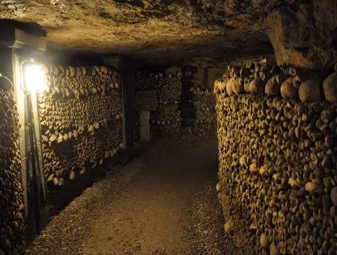 Có khoảng 6 triệu bộ xương người được khai quật và sắp xếp trong các đường hầm dưới lòng đất của một mỏ đá cũ ở Paris