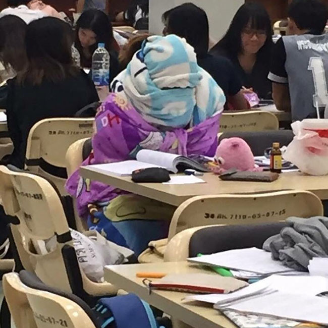 Bạn nhận ra rằng ở đây với nhiệt độ dưới 20 độ C được coi là rất lạnh. Bọc kín mít như thế này cô ấy có nhìn thấy gì không nhỉ?