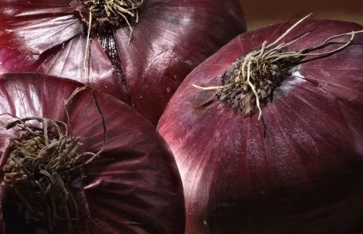 Nhưng thực sự thì đó là lớp vỏ của củ hành tây đỏ.