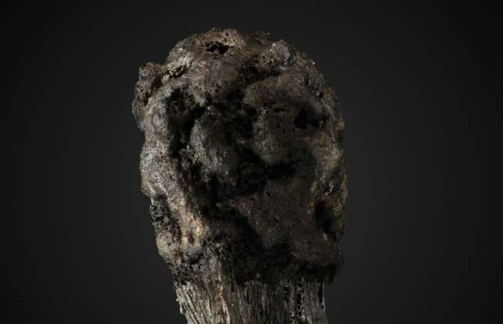 Một đám mây hình cây nấm trên nền trời tối à?