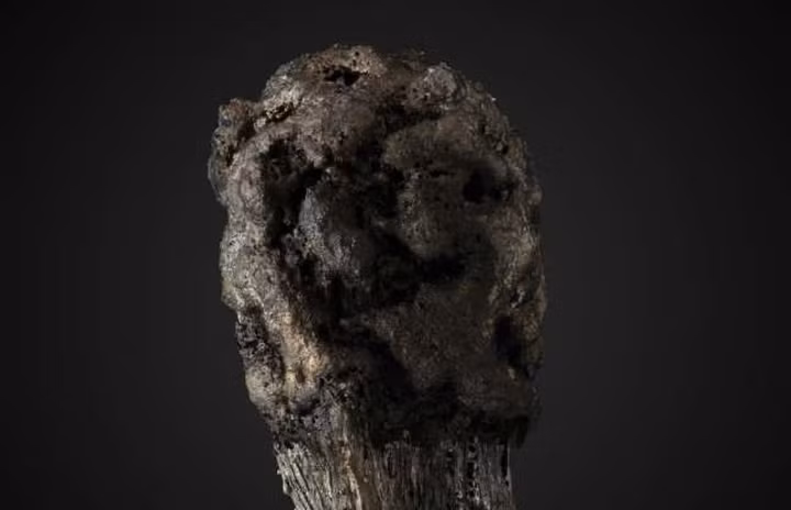 Một đám mây hình cây nấm trên nền trời tối à?