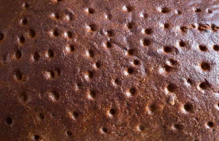 Hình ảnh này khó đoán quá nhỉ? Nhìn thoáng qua thì trông nó giống như viên gạch, nhưng thực ra nó là 1 ổ bánh mỳ.