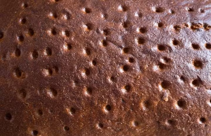 Hình ảnh này khó đoán quá nhỉ? Nhìn thoáng qua thì trông nó giống như viên gạch, nhưng thực ra nó là 1 ổ bánh mỳ.