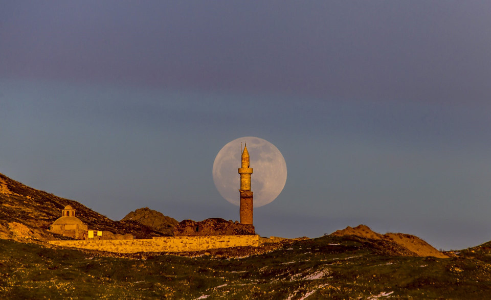 Trăng tròn mọc sau Nhà thờ Hồi giáo Kucuk và Ulu Mosques, ở quận Palu của Elazig, Thổ Nhĩ Kỳ.